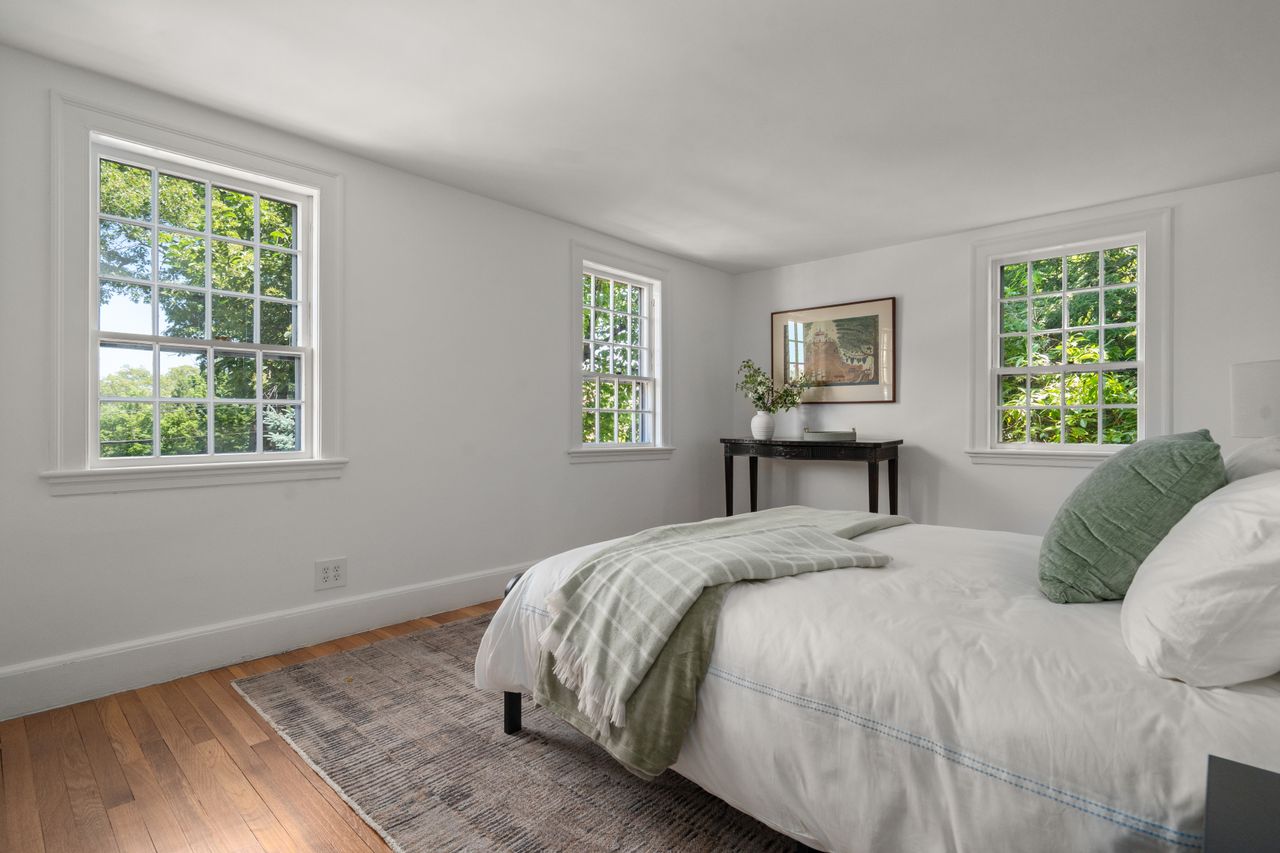 25 Chestnut_Hill_Road, Chestnut Hill, MA_Bedroom3_Staged_to_Sell_Luan D White Real Estate